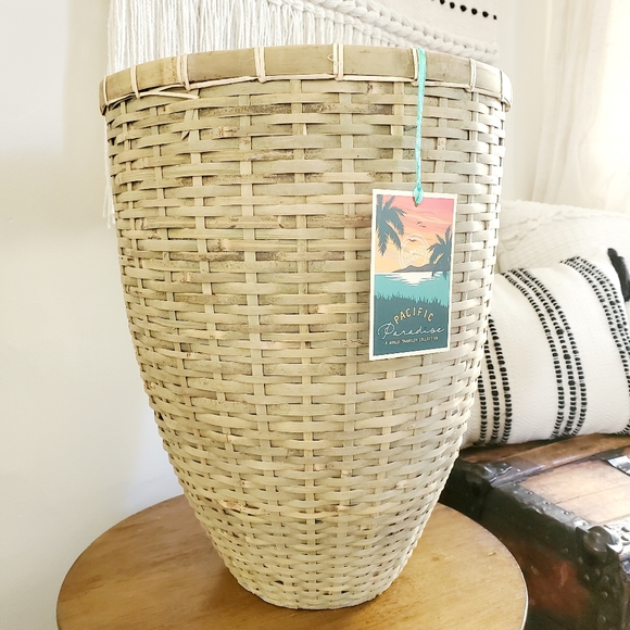 Large Pacific Paridise World Traveler Collection Wicker & Cement Planter - Picture 5 of 6